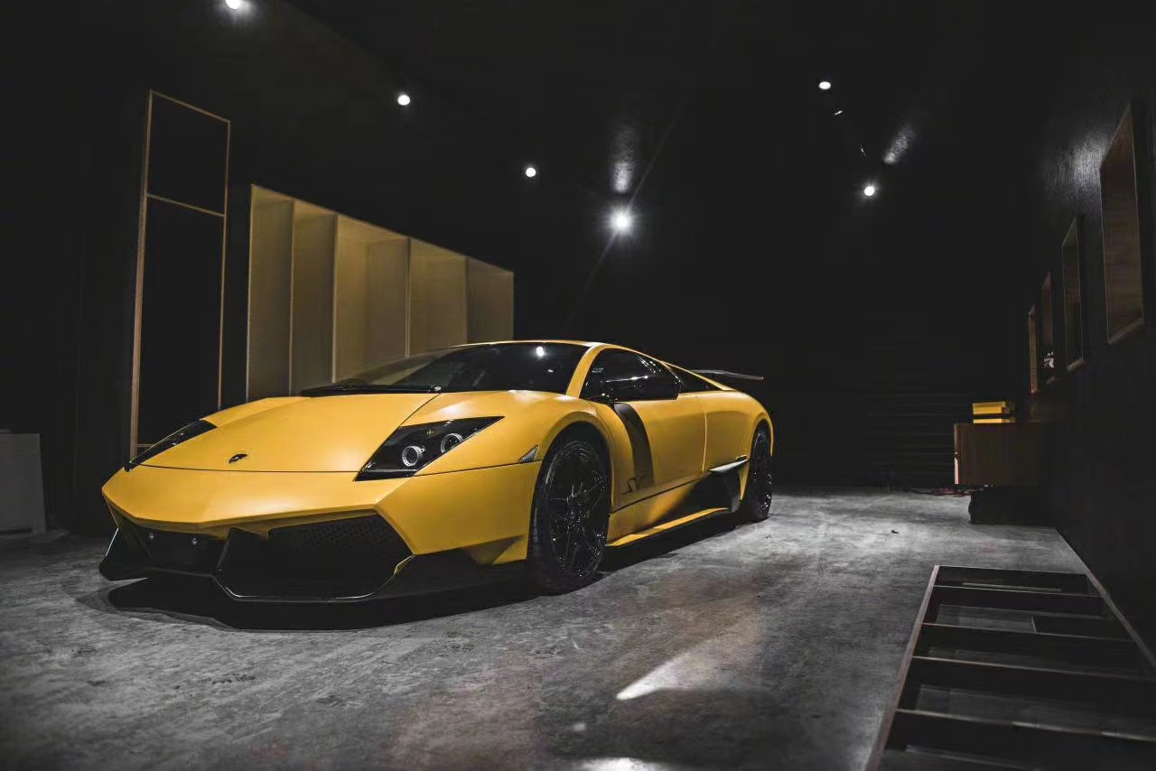 ランボルギーニ LP64 を LP670 ボディ キットにアップグレード